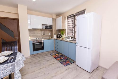 Зручності, Topalov in Санданскі