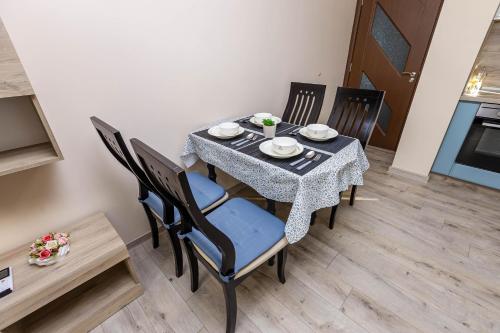 Зручності, Topalov in Санданскі