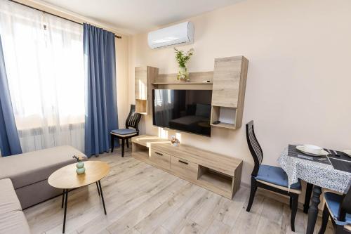 Спільний лаунж/ТБ зона, Topalov in Санданскі