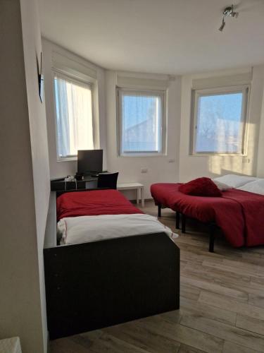 1 queen bed, 1 twin bed