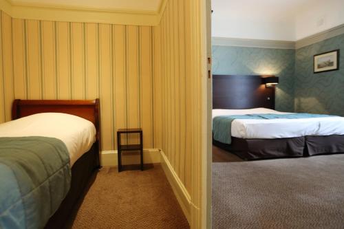 1 queen bed, 1 twin bed