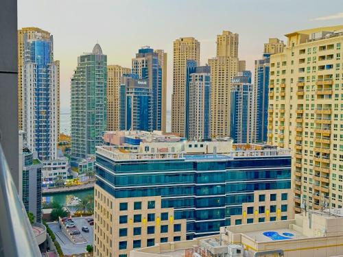 35% OFF in Top View Studio w/ Balcony in Marina, Dubaj (fotografie 3)
