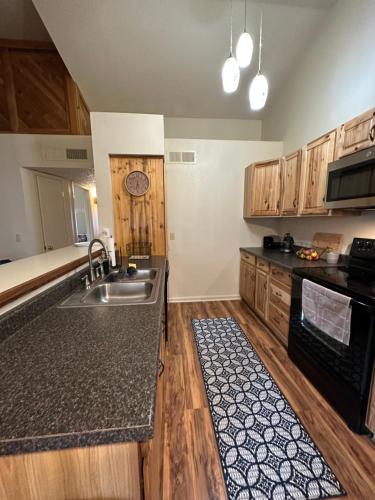 Cozy remodeled-condo near TUC Airport & Downtown