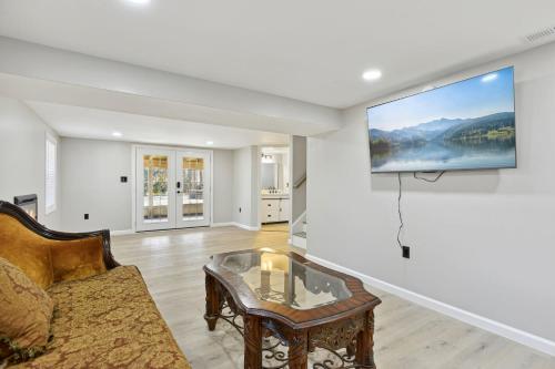 Luxury 3 BR Single Family Home - Half acre lot in Herndon, USA