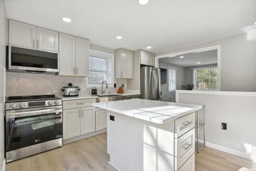 Luxury 3 BR Single Family Home - Half acre lot in Herndon, USA