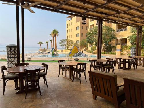 Restaurant, EP1 TWO BEDROOM APARTMENT AT Samarah Resort in Sowayma