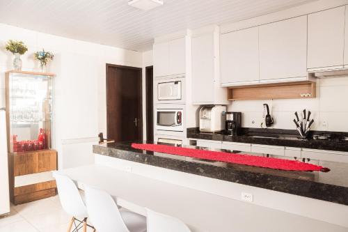 Kitchen, Refugio na Praia do Campeche com Piscina Privativa in Morro das Pedras