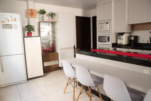 Kitchen, Refugio na Praia do Campeche com Piscina Privativa in Morro das Pedras