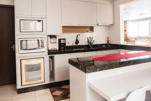 Kitchen, Refugio na Praia do Campeche com Piscina Privativa in Morro das Pedras