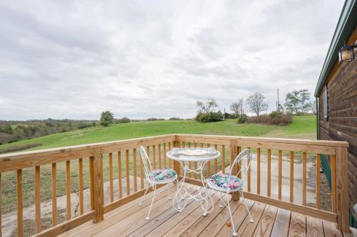 Open Concept Cabin for 2 - Near Ark Encounter! in ดราย ริดจ์ (KY)