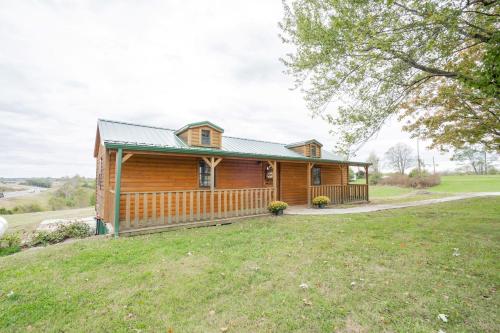 Open Concept Cabin for 2 - Near Ark Encounter! in ดราย ริดจ์ (KY)