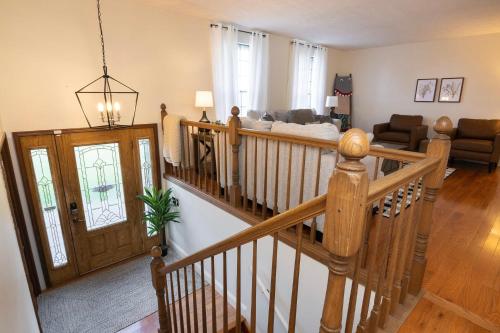 Spacious Family Cottage - Near the Ark thumb 4