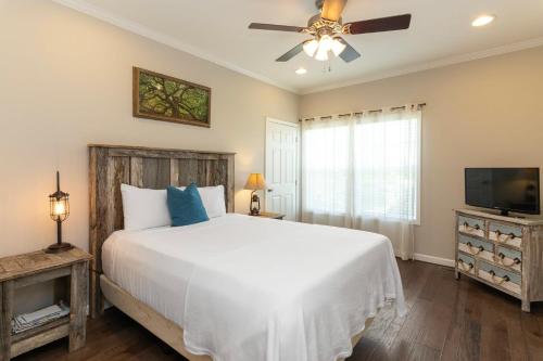 80 Acre Retreat with Pool - Minutes to Ark - Sleeps 15 in Williamstown, USA