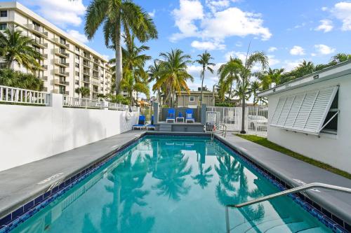 View, Sunshine shores boutique apartments in Palm Beach (FL)