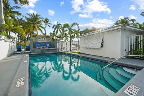 View, Sunshine shores boutique apartments in Palm Beach (FL)