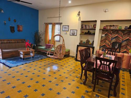 A Chettinad villa in Coimbatore on the way to Adiyogi and nearer to Maruthamalai in วดาวัลลี