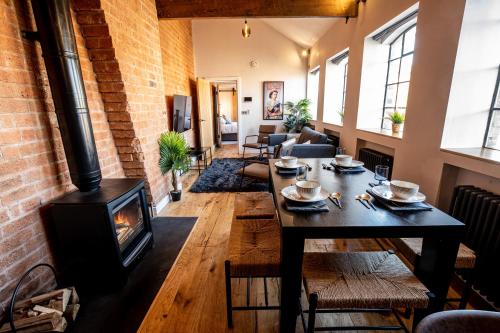 DJH Homes - Luxurious and chic 3BR Grade II Industrial House with log burner and electric blinds - JQ, Birmingham City, Birmingham (photo 7)