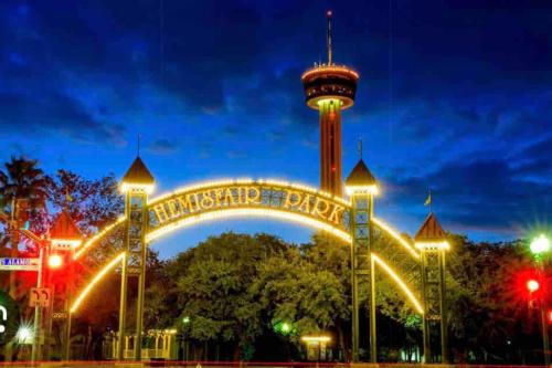 Downtown SA Cozy & Central 2 BR Apt in San Antonio, USA