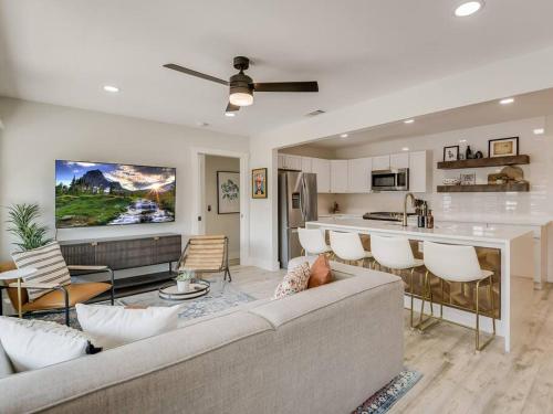 Modern Cottage+8 Guests+Covered Patio+Weber Grill in San Antonio, USA