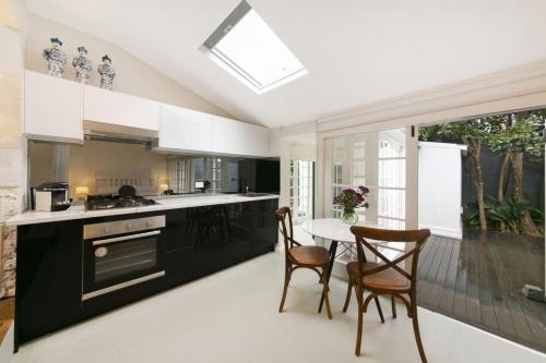 Paddington Garden Cottage with fast Wifi - image 14