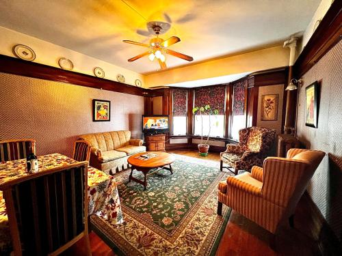 Arundel Mansions Hotel in New Westminster, Canada