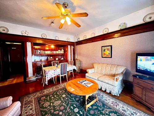 Arundel Mansions Hotel in New Westminster, Canada