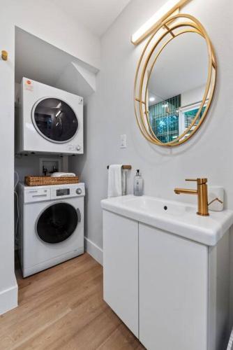 Tiny House-Sleeps 4-Kitchen-Washer/Dryer-Patio in Austin, USA