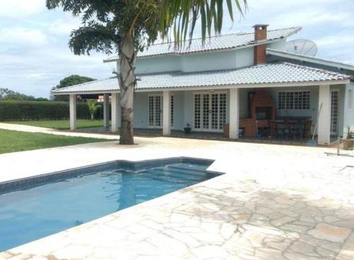 . Casa com piscina em condomínio ensolarada!
