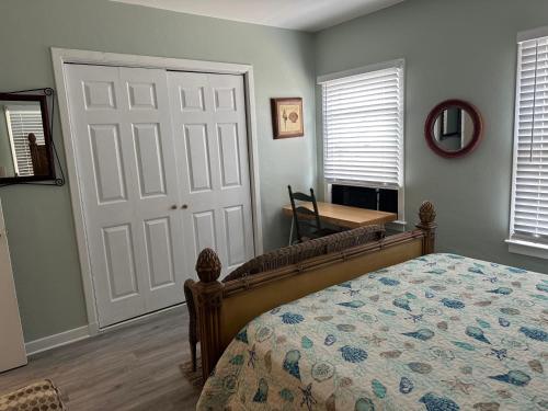 Key West Style 2 Bedroom House Fenced Backyard Patio Grill Firepit! Long Driveway for Boat Parking 10 MIN TO DELRAY BEACH!!! in Lake Worth, USA