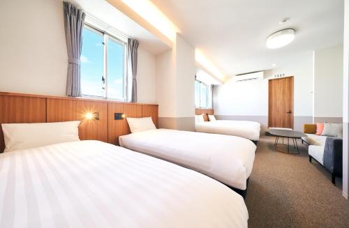 1 queen bed, 3 twin beds