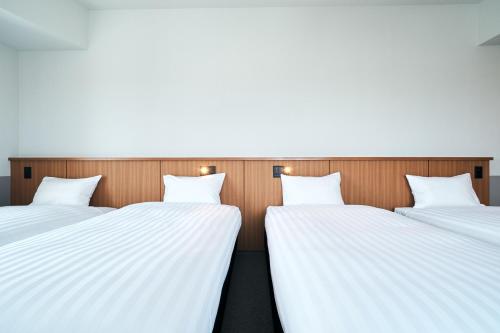 6 twin beds