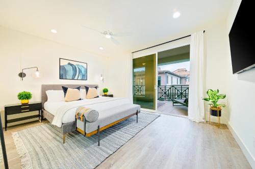 Modern 4BR - Private Balcony - Garage Parking