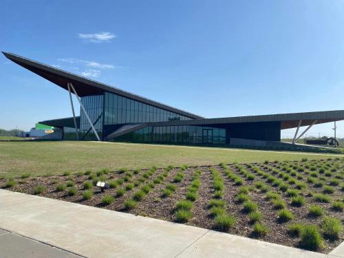 Old Fort Loft King & Queen suites nearest accomodation to Marshals Museum power your EV for free! - Tap to explore photos