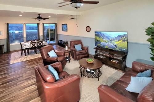 Immaculate Home w/ Mtn and River Views!