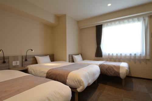 3 Beds Room image 10