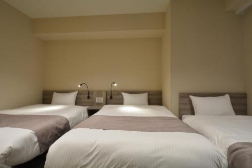 3 Beds Room image 9
