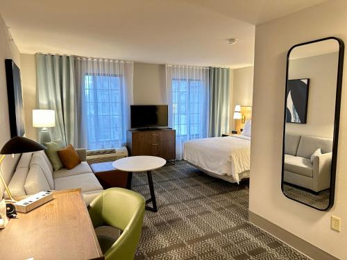 Staybridge Suites Milwaukee West-Oconomowoc, an IHG Hotel