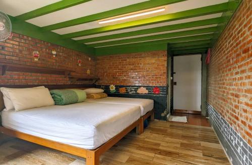 6 double beds, 2 twin beds