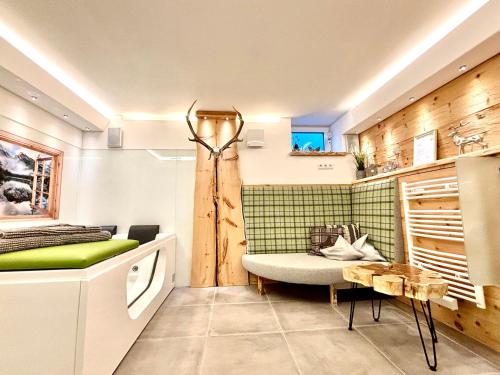 Zirben Spa - Wellness Ferienwohnung in Bayern l Altmühltal l Privater Whirlpool & Sauna l DTV 5 Sterne für Paare und Familie in Monheim, Deutschland