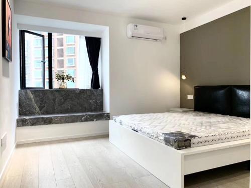 Eastern Hub - Jing'an Temple Branch Stylish 3-Bedroom in Bustling Area, Surrounded by Trendy Bistro and Bar Street, Only 100m from Subway, Šanghaj (fotografie 6)