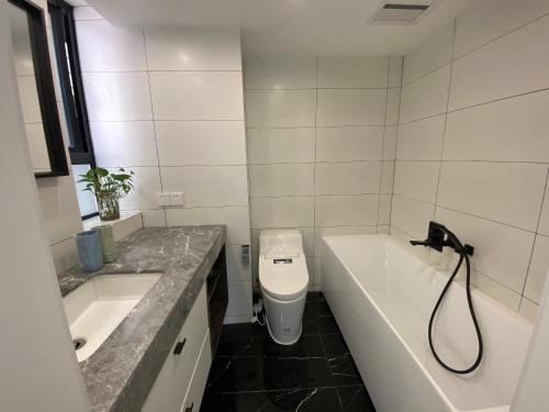 Eastern Hub - Jing'an Temple Branch Stylish 3-Bedroom in Bustling Area, Surrounded by Trendy Bistro and Bar Street, Only 100m from Subway, Šanghaj (fotografie 8)