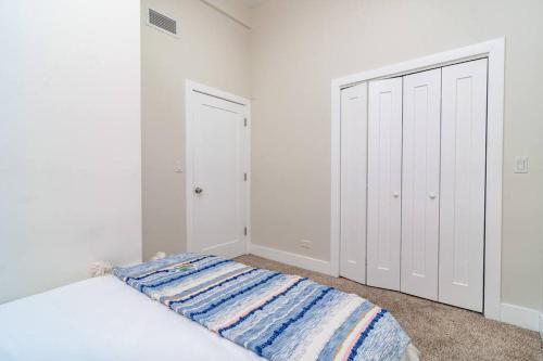 McCormick 420 friendly 2Br with optional parking for up to 6 people in Chicago, USA