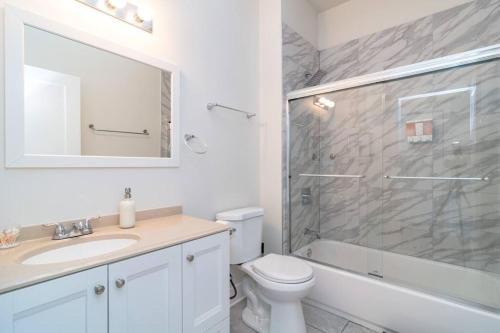 McCormick 420 friendly 2Br with optional parking for up to 6 people in Chicago, USA