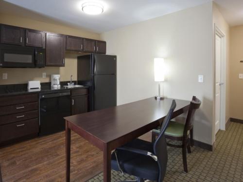 Kitchen, GrandStay Hotel & Suites Thief River Falls in Thief River Falls (MN)
