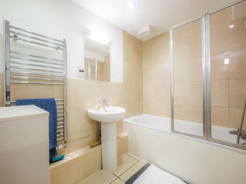 Pass The Keys Modern 2-Bed Apartment with Private Balcony Near Dalston Junction Station - Ideal Urban Retreat! - image 14
