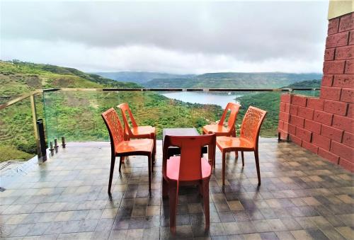 Ban công/sân hiên, Vinayaka Stays - Infinity Pool and Breathtaking Valley View in Panchgani
