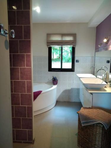 Vannas istaba, Villa avec piscine chauffée Périgord Dordogne (Villa avec piscine chauffee Perigord Dordogne) in Marnac
