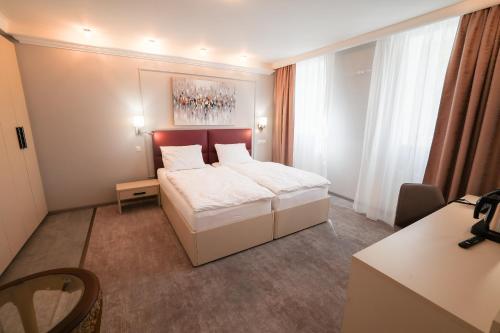 Deluxe Double Room image 2