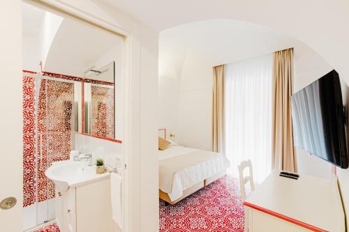Hotel Da Raffaele Room Type - Deluxe Double Room with Balcony