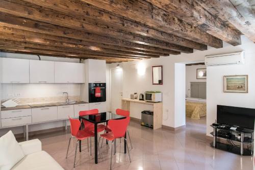Charming Venice Apartments - Tap to explore photos